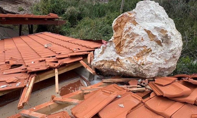 Više tona palo na plažni bar: Obrušilo se brdo na Svetom Stefanu FOTO