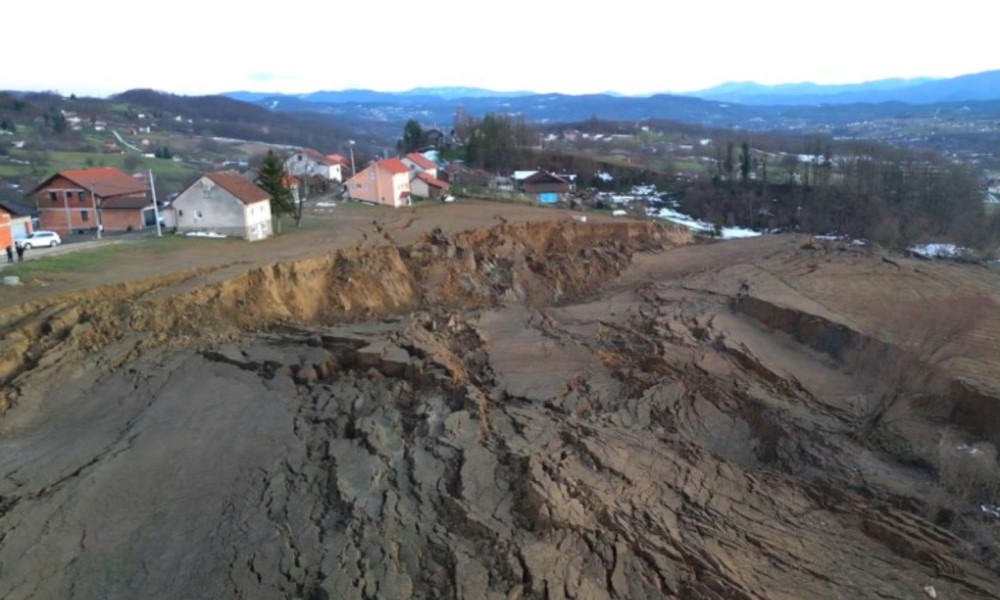 Dramatično kod Maglaja: Naložena evakuacija preostalih šest porodica iz zone klizišta VIDEO