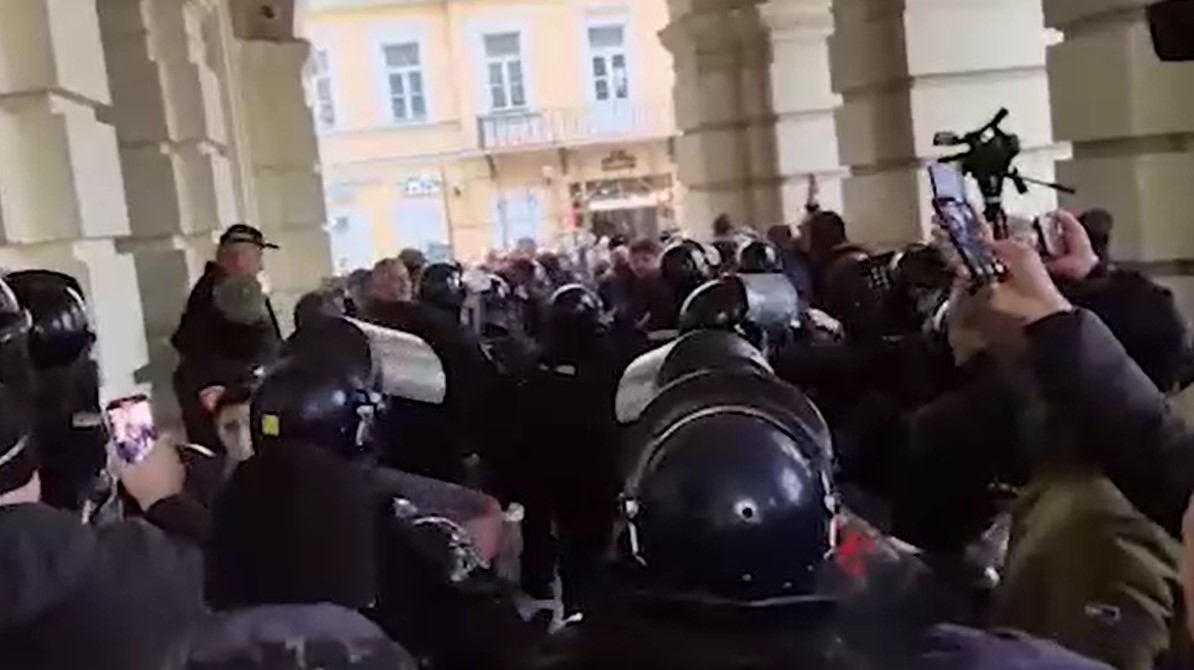 Incidenti u Novom Sadu: Opozicija upala u Gradsku kuću, intervenisala žandarmerija, oglasio se Vučić VIDEO