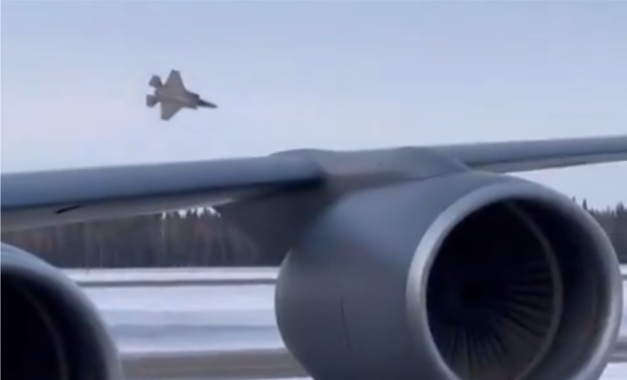 Pilot se katapultirao: Srušio se američki borbeni avion VIDEO