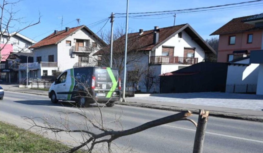 Bezobrazluk i vandalizam: Polomljena mlada stabla u Banjaluci VIDEO