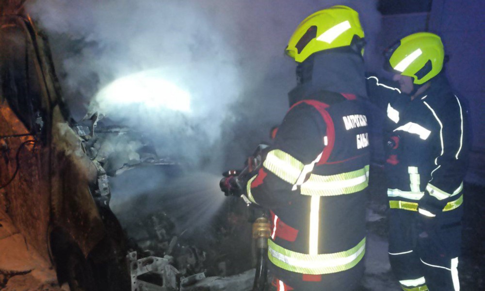 Vozilo “nestalo” u plamenu: Izgorio kombi u Banjaluci FOTO