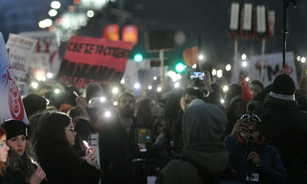 Napad tokom noći na protestima: Studenti gađani flašama, šestoro završilo u bolnici