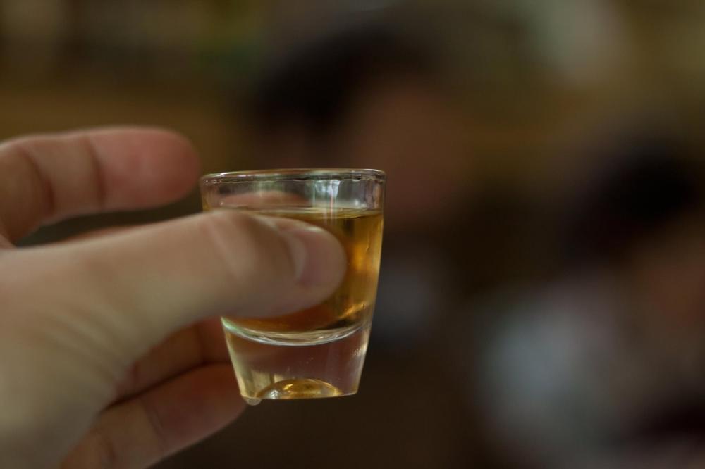 Volite da popijete čašicu rakije nakon ručka: Evo koliko ova navika može biti opasna