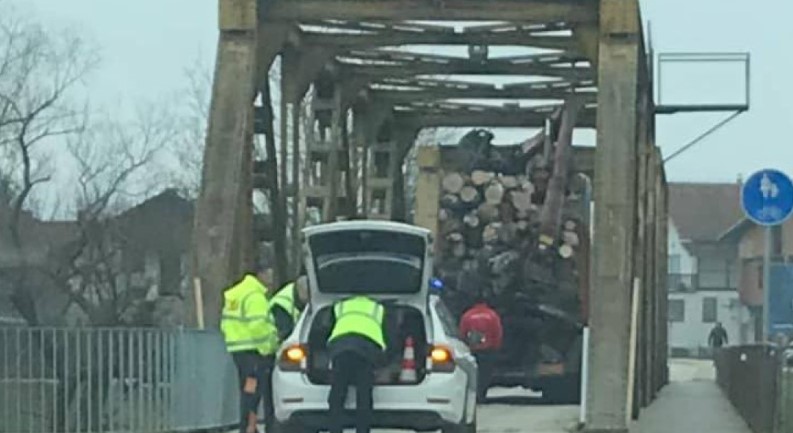 Vozač se preračunao: Kamion natovaren trupcima zaglavio se na mostu