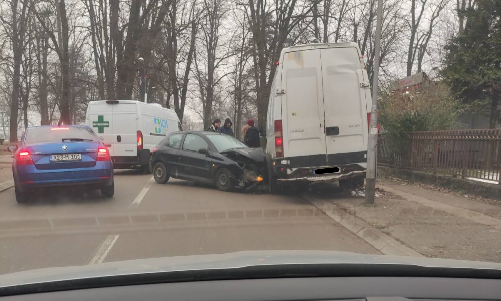 Velika materijalna šteta: Pežo se zabio u kombi u Banjaluci FOTO