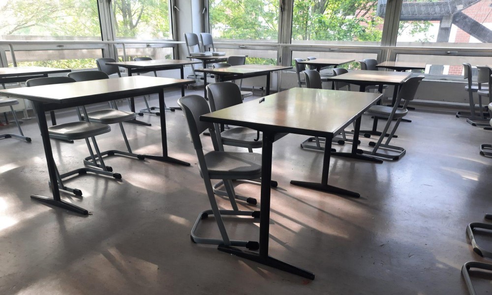 Nadležne institucije još nisu reagovale: Roditelj davio nastavnika na času