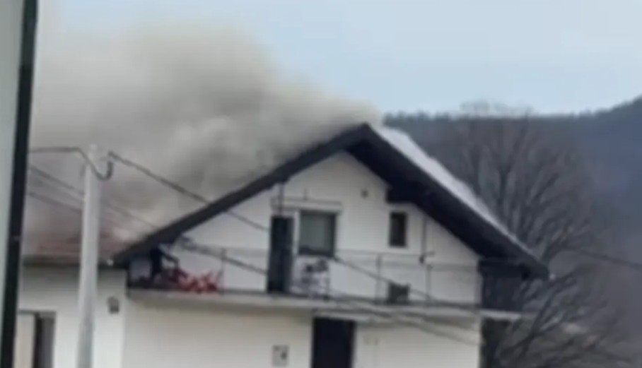 Pričinjena velika šteta: Porodici sa troje d‌jece izgorio krov kuće u Banjaluci VIDEO