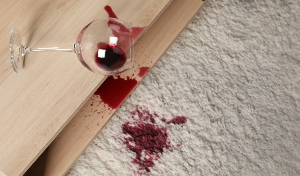 Trik za uklanjanje fleka od vina: Potrebno vam je samo nekoliko sastojaka