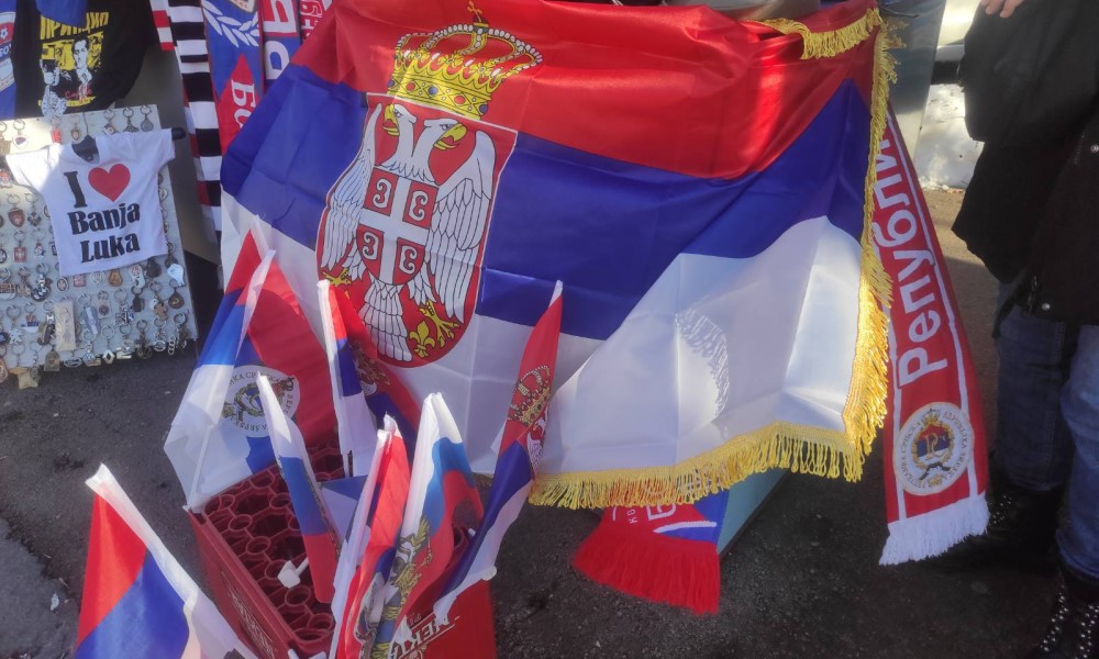 Svi žele srpsku trobojku: Banjalučki trgovci zadovoljno trljaju ruke