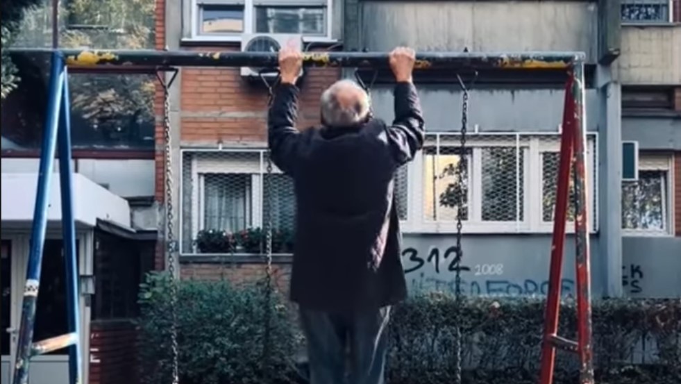 Ipak je to “stara škola”: Djed radio zgibove kao da je mladić VIDEO