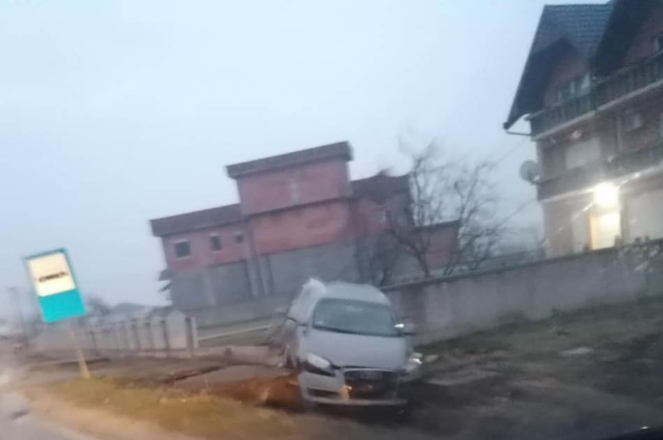 Automobil sletio s puta Zvornik – Bijeljina: Povrijeđene četiri osobe