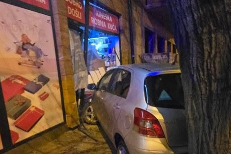 Dramatična scena: Automobil uletio u izlog kineske robne kuće