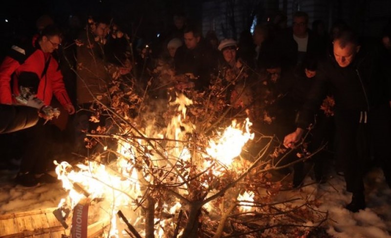 Ispoštovana tradicija u Banjaluci: Nalaganje badnjaka u porti Crkve Svete Trojice FOTO