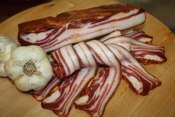 Mnogi se kunu u njih: Da li su slanina i bijeli luk stvarno ljekoviti?