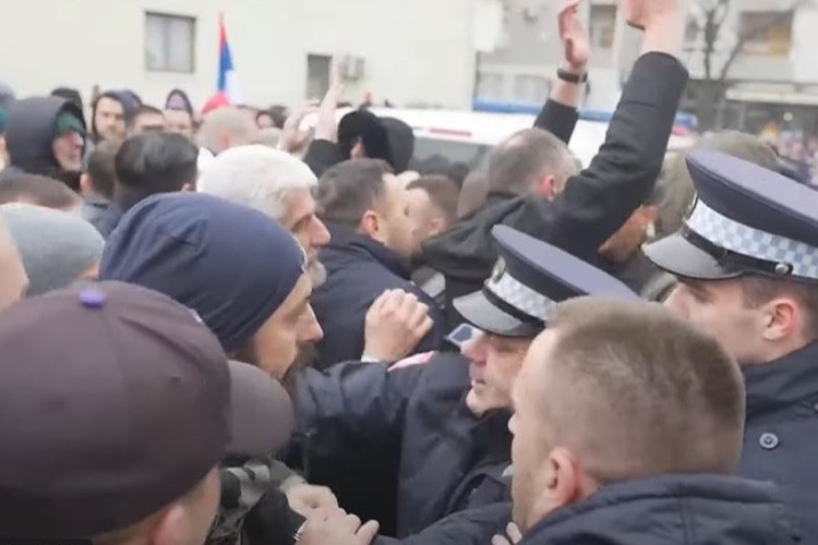Protest ispred Tužilaštva u Bijeljini: Naguravanje okupljnih sa policijom VIDEO