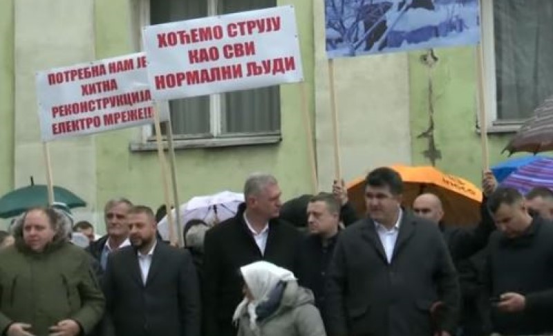 Elektro-mreža u kolapsu! Sve im propalo u zamrzivačima: “Hoćemo struju” VIDEO