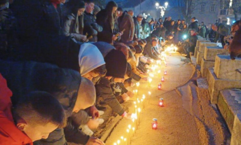 Odavanje počasti žrtvama: Građani pale svijeće na Cetinju