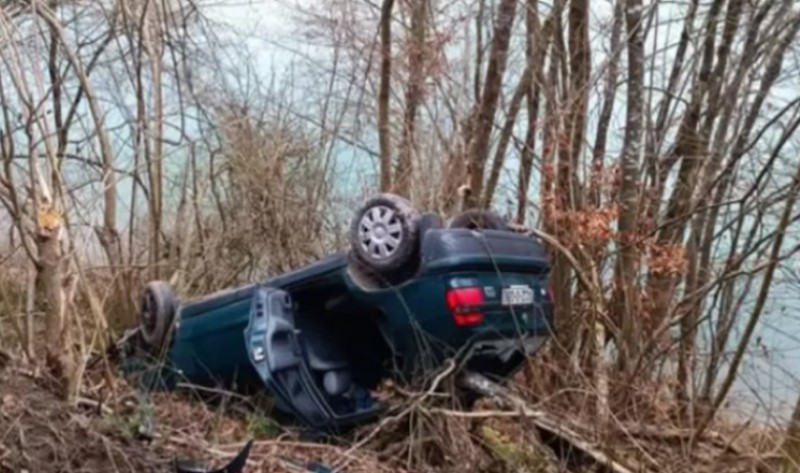 Vozač pukom srećom prošao bez povreda: Automobil izletio s puta i prevrnuo se na krov