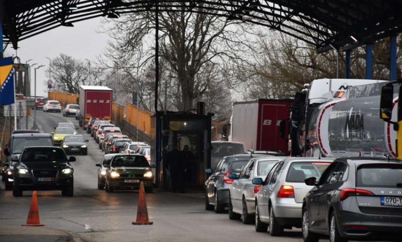 Mora platiti i 35.000 KM: Cariniku godinu dana zatvora zbog primanja mita