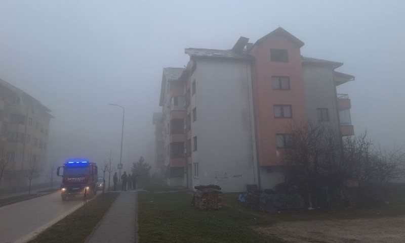 Planula vatra, alarmirani vatrogasci: Gorio krov zgrade u ovom dijelu BiH