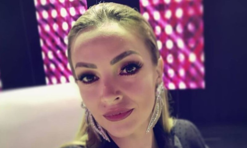 Dramatično! Poznatoj pjevačici voz presjekao put, pukom srećom izbjegla tragediju