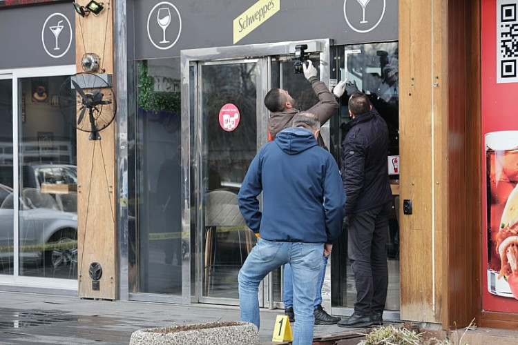 Bačena bomba na sarajevski kafić: Oštećen i automobil, oglasila se policija