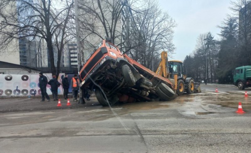 Šokantan prizor u Banjaluci: Kamion tokom izvođenja radova upao u rupu na cesti
