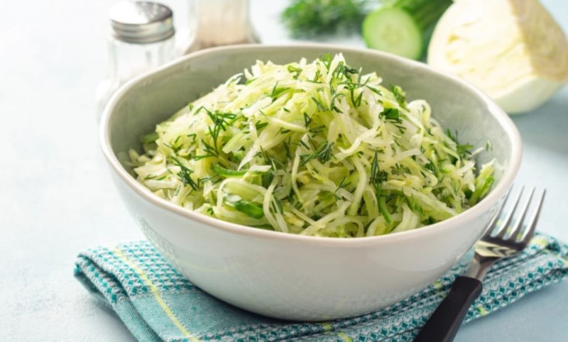 Stručnjak otkriva da li prvo ide ulje ili sirće: Ovo je pravi redoslijed za savršenstvo u kupus salati