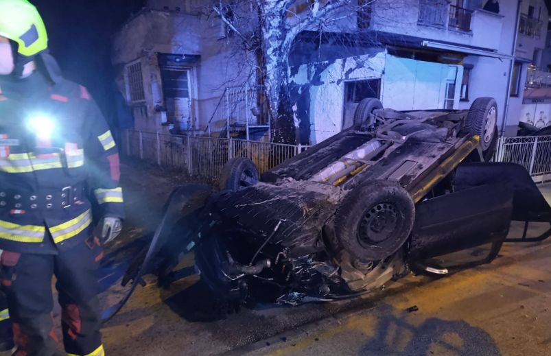 Detalji nesreće u banjalučkom naselju: Prolaznici izvukli vozača iz auta
