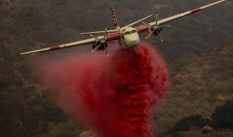 Vatra bjesni danima! Avioni ispuštaju pink prah tokom požara u Los Anđelesu FOTO