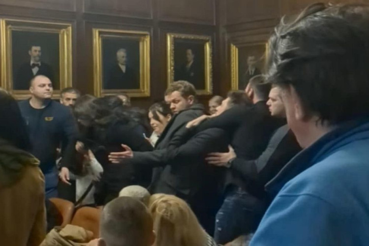 Sukob u Matici srpskoj: Studenti izbačeni nakon dijaloga sa upravnikom VIDEO