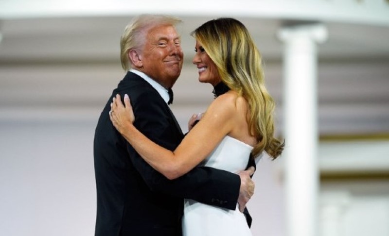 Predsjednik Tramp nije skidao osmijeh s lica: Melanija blistala na podijumu za ples FOTO