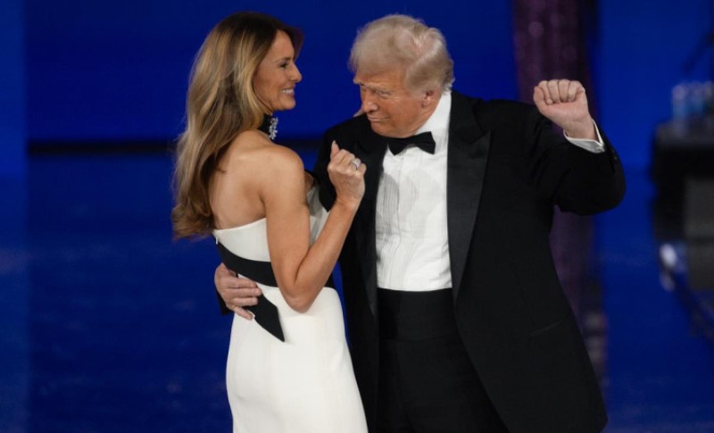 “Trenutak ubrzo postaje neprijatan”: O plesu Melanije i Trampa bruji planeta VIDEO