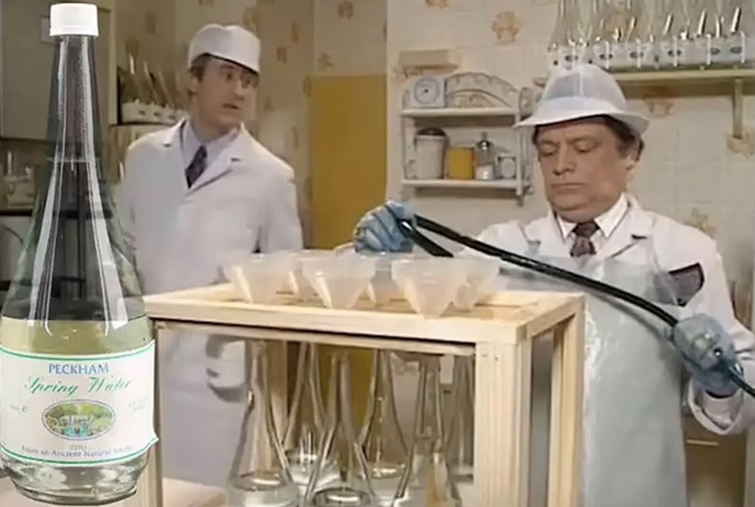 Prazna kartonska kutija: Rekvizit iz serije “Mućke” prodat za skoro 3.000 funti