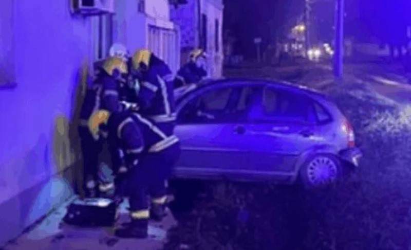 Nesvakidašnja nezgoda: Automobilom udario u kuću, pa završio u spavaćoj sobi