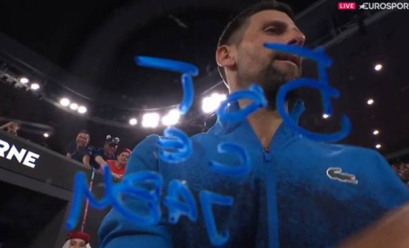 Tradicionalno napisao poruku na kameri: Šta je Novak Đoković poručio nakon pobjede