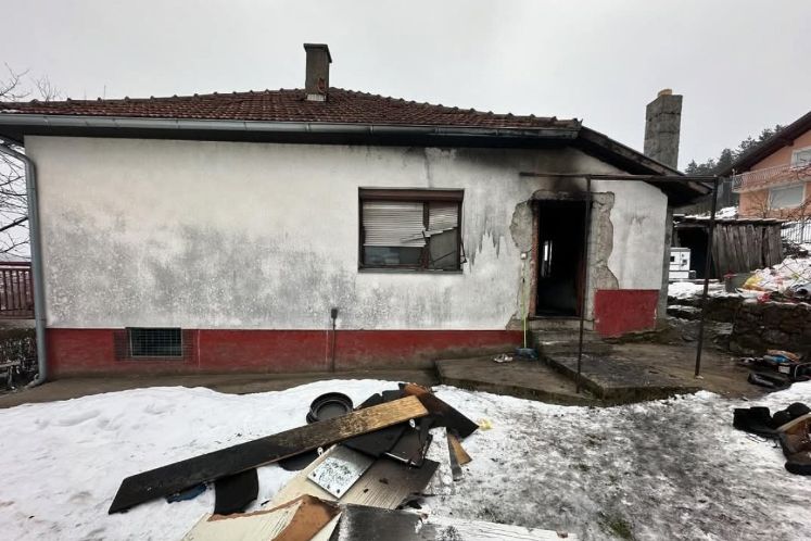 Vatrena stihija sve uništila: Porodica iz Čelinca u požaru ostala bez svega FOTO
