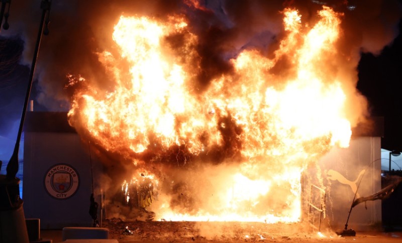 Ozbiljan haos pred utakmicu: Izbio požar kod stadiona Mančester sitija FOTO