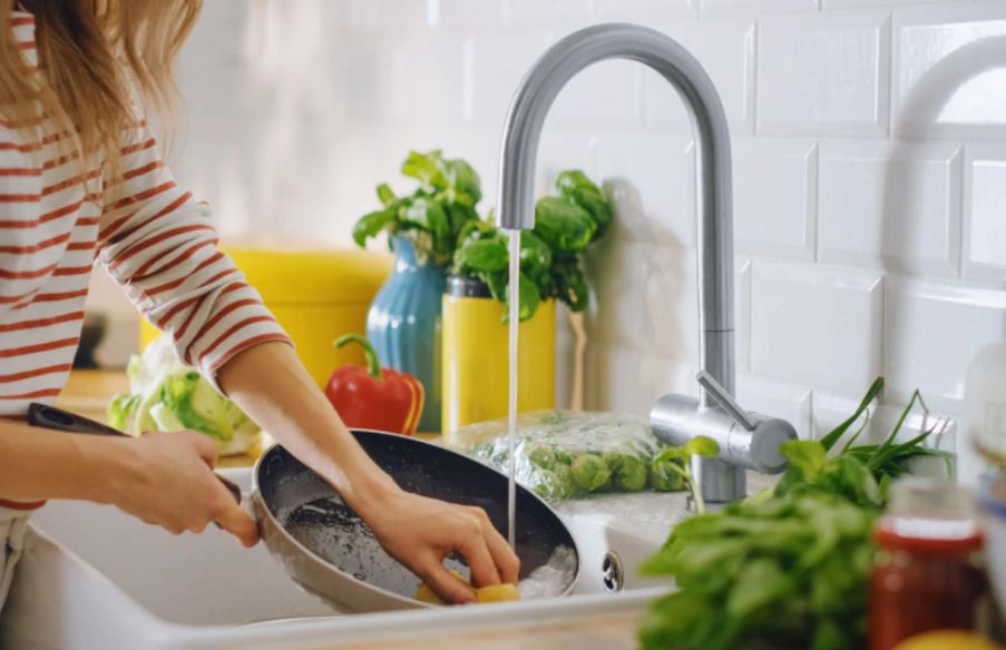 Spretni i brzi: Osobe koje peru suđe dok kuvaju imaju ovih 8 psiholoških osobina