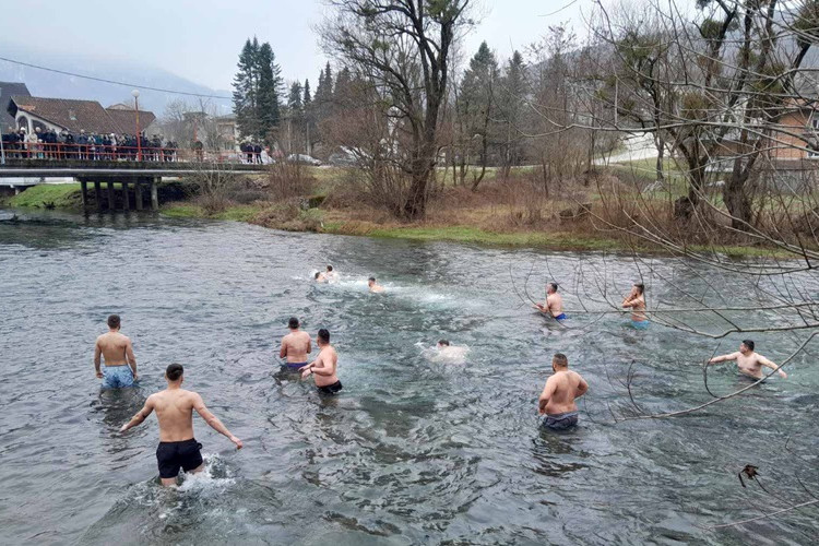Petnaestogodišnji Darko prvi doplivao do Časnog krsta u Ribniku: “Veoma lijep osjećaj”