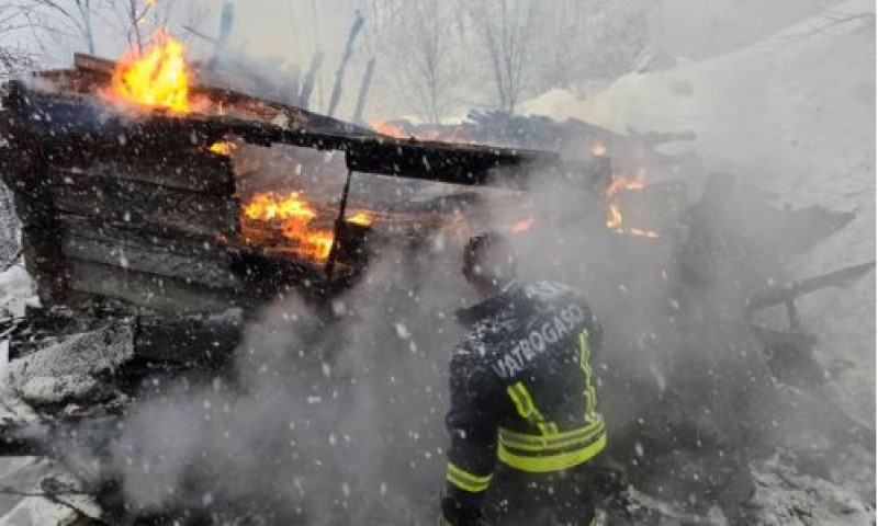 Sa vatrogascima vatru gasili i policajci: Kuća izgorjela, starina srećom nije povrijeđena