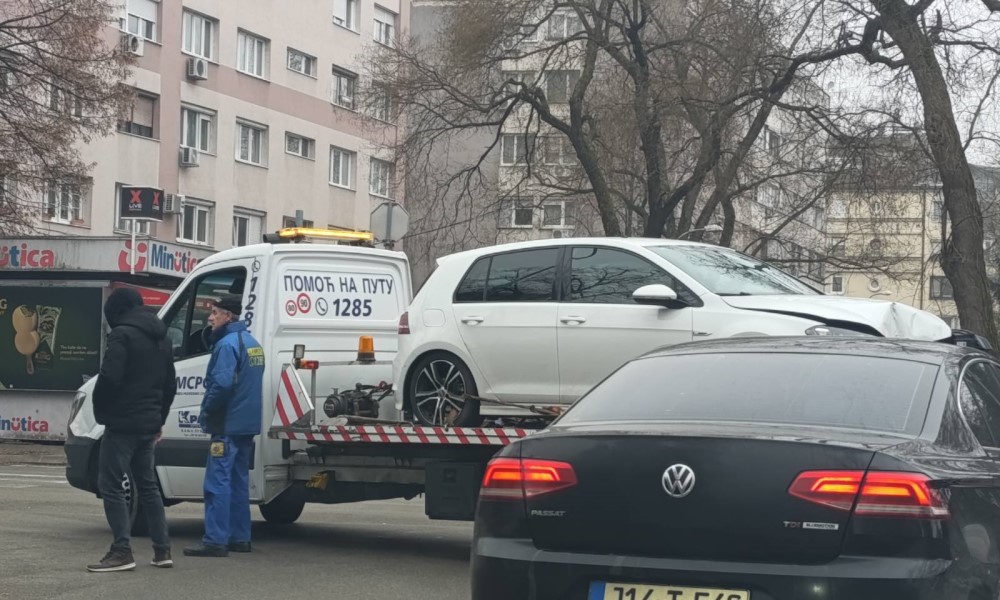 Sudar dva vozila: Vozač “golfa” povrijeđen u nesreći kod banjalučke Gimnazije