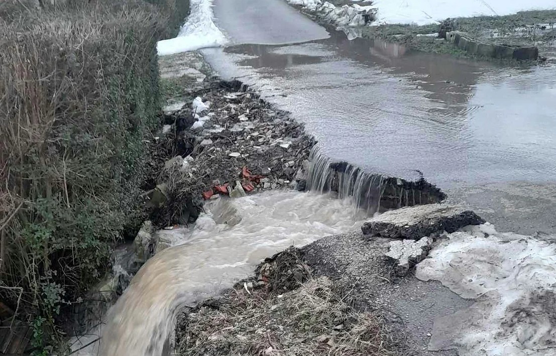 Banjalučka ulica poplavljena, mještani strahuju: Voda prijeti da odnese put FOTO