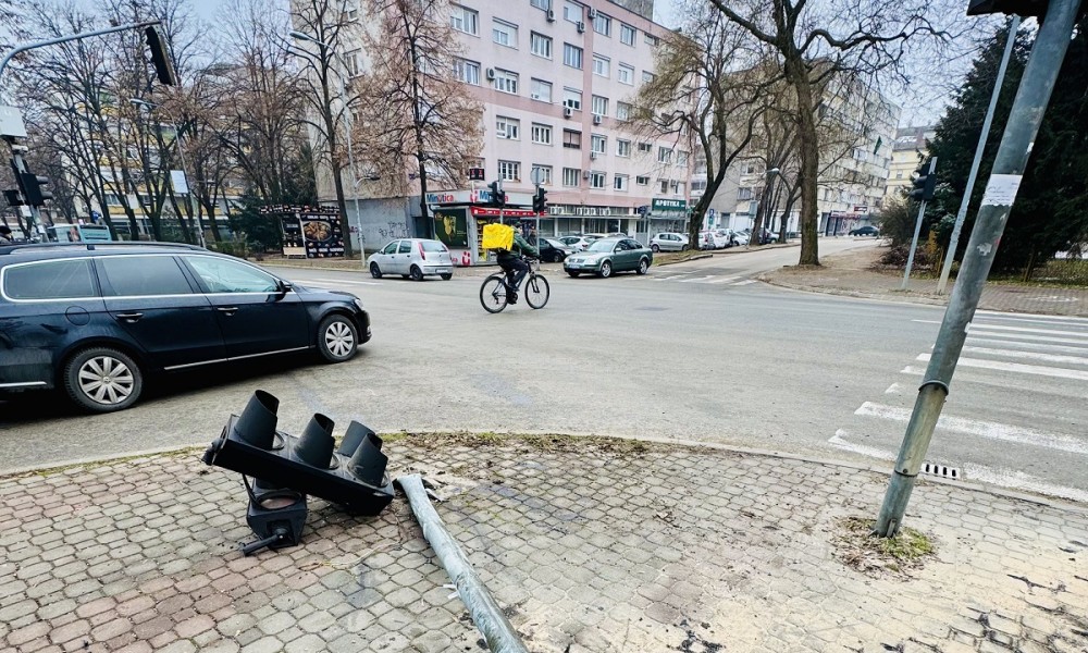 Vozači, oprez: Oštećen semafor na prometnoj raskrsnici kod banjalučke Gimnazije