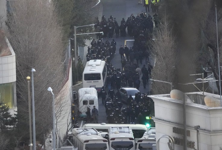Dramatične scene ispred rezidencije: Uhapšen suspendovani južnokorejski predsjednik VIDEO