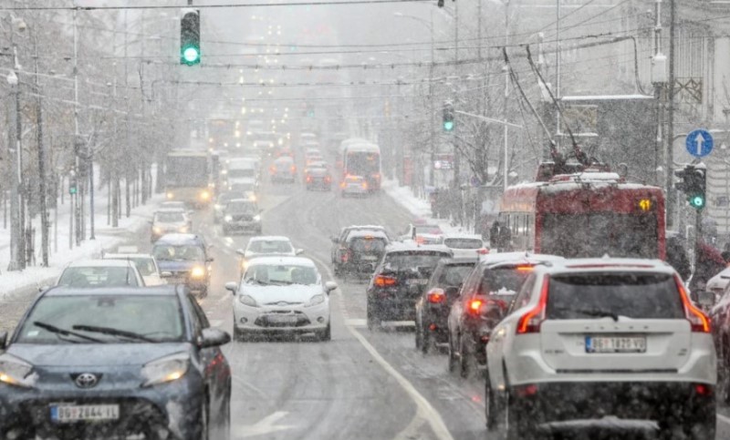MUP Srbije apeluje: Ne krećite na put bez prije potrebe, sve je klizavo