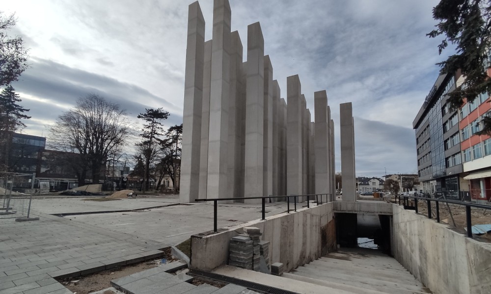 Radnika ni na vidiku, nered na sve strane: Oborena ograda kod spomenika borcima u Banjaluci FOTO/VIDEO