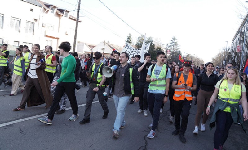 Spavali pod vedrim nebom! Studenti prenoćili na stadionu pa nastavljaju put ka Novom Sadu VIDEO