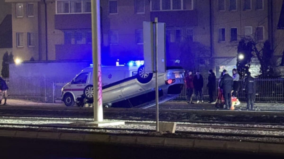 Teška nesreća: Vozilo završilo na krovu, Hitna pomoć na terenu